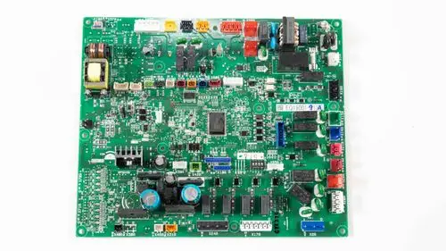 Grüne Platine von Daikin mit verschiedenen Bauteilen, darunter Kondensatoren, Widerstände und Steckverbinder, angeordnet auf einer Leiterplatte.
